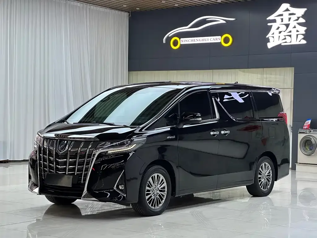 Toyota Alphard — фото 1