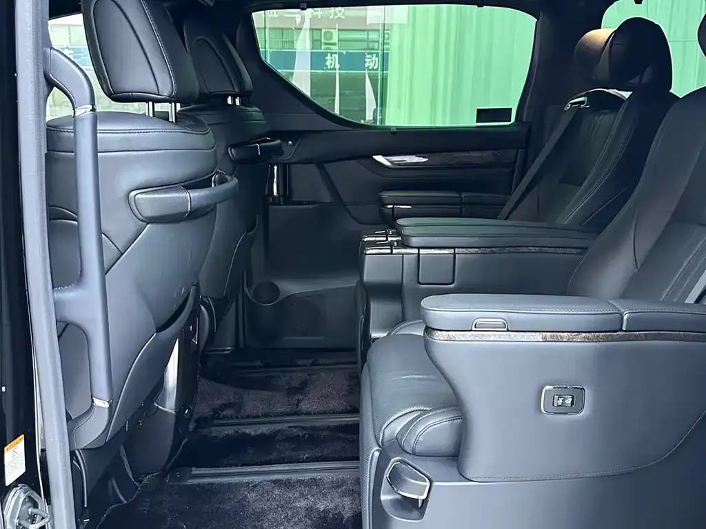 Toyota Alphard — фото 2