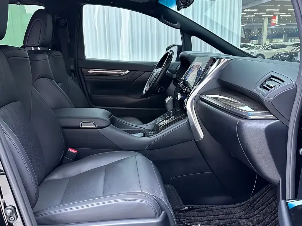 Toyota Alphard — фото 4