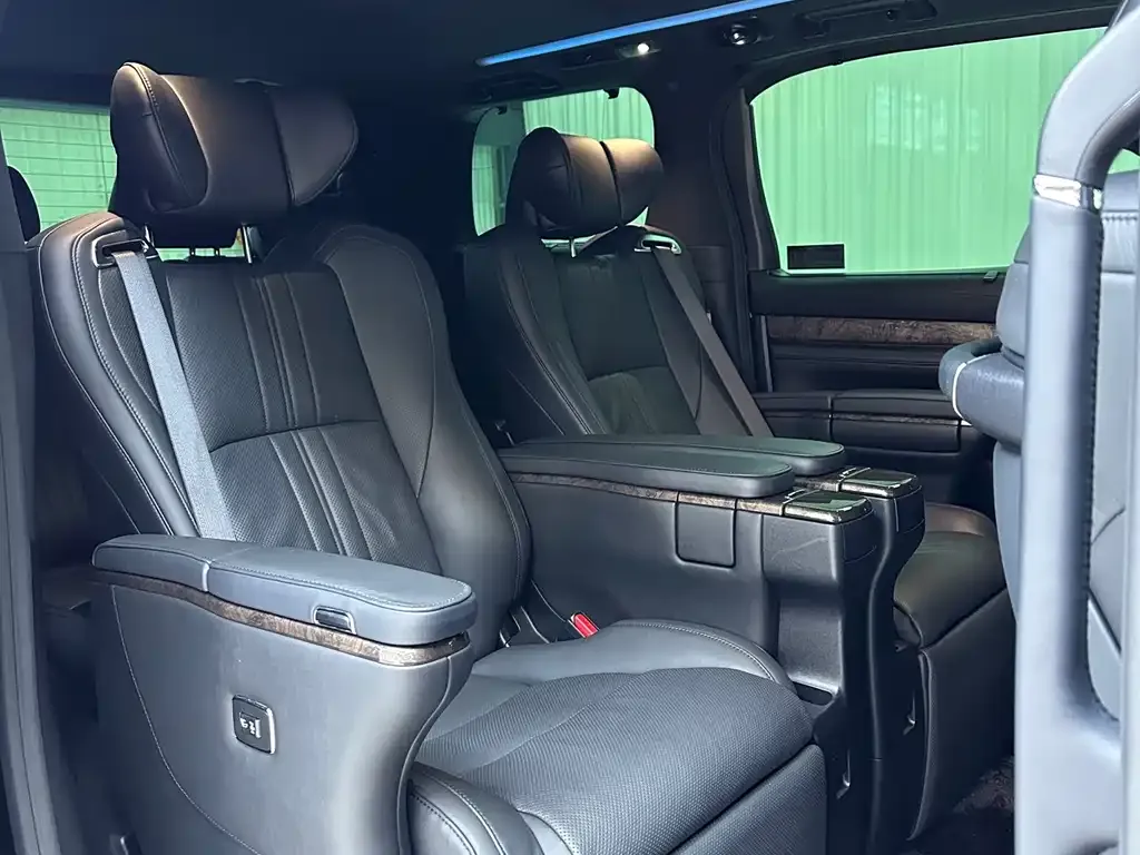 Toyota Alphard — фото 7