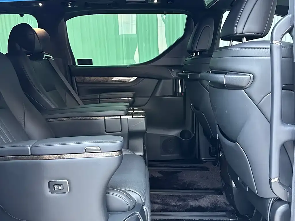 Toyota Alphard — фото 6