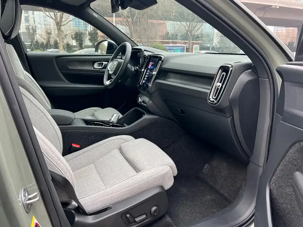 Volvo XC40 NEV — фото 9