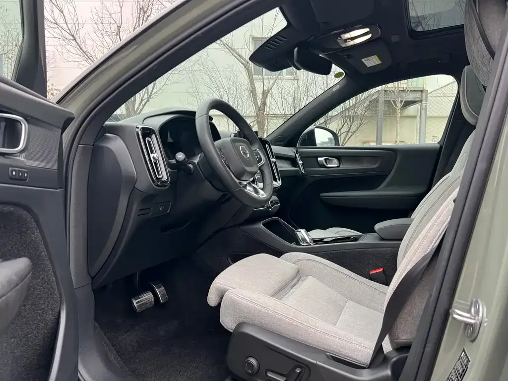 Volvo XC40 NEV — фото 2