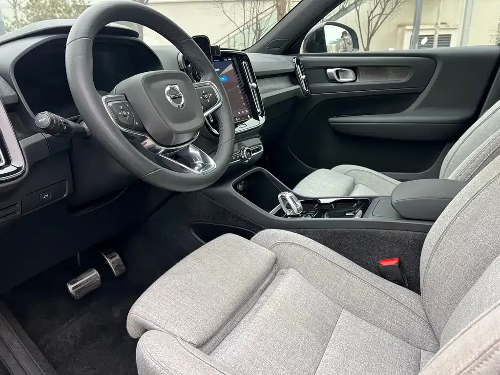 Volvo XC40 NEV — фото 6