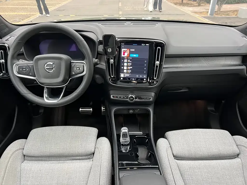 Volvo XC40 NEV — фото 8