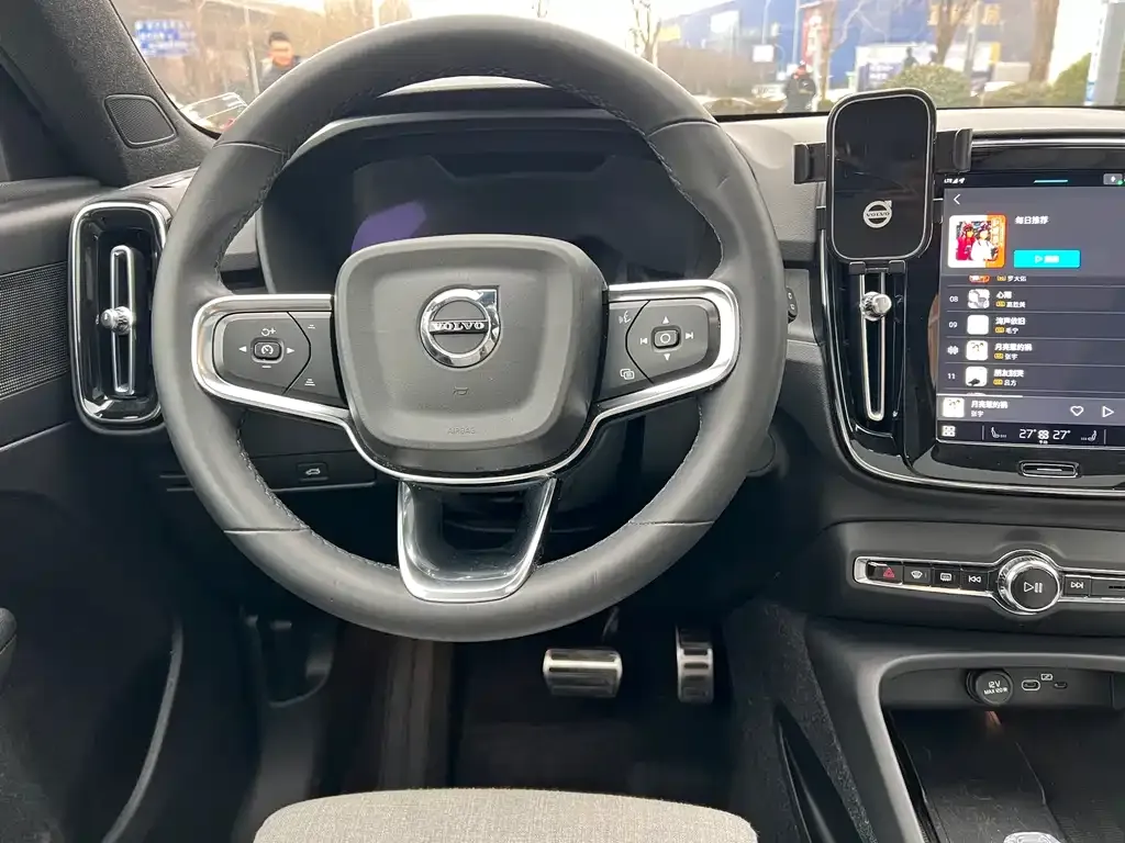 Volvo XC40 NEV — фото 7