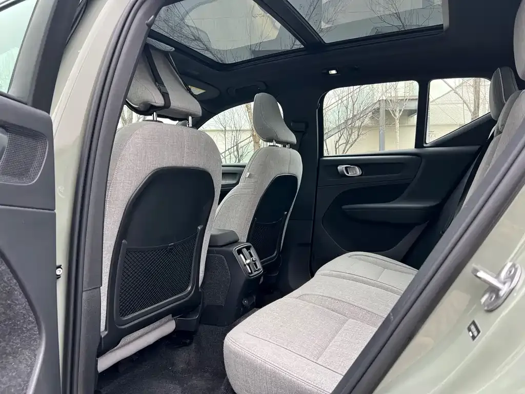 Volvo XC40 NEV — фото 3