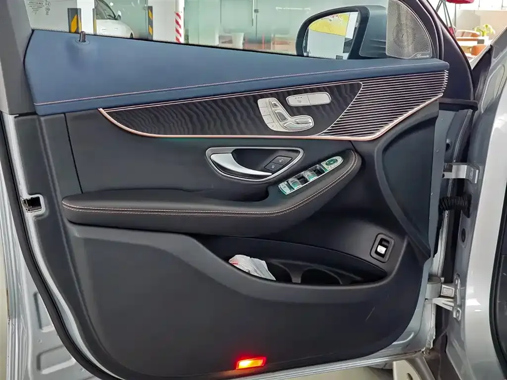 Mercedes-Benz EQC — фото 10