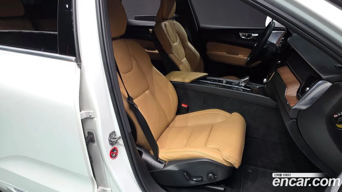 Volvo XC60 — фото 10