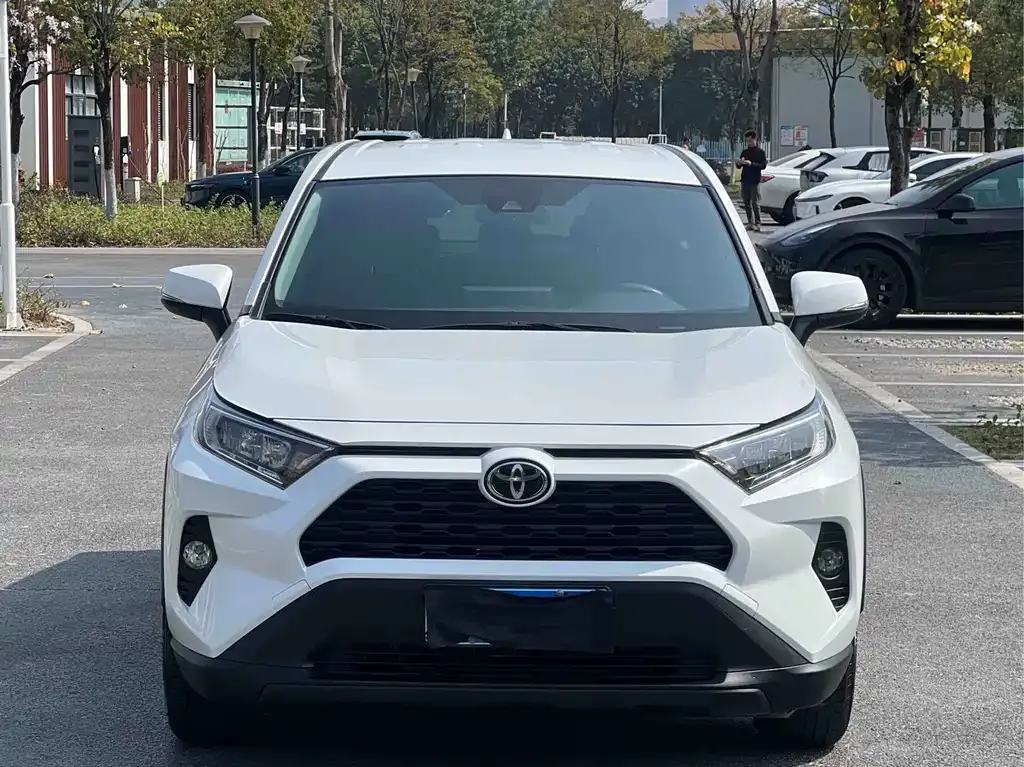 Toyota RAV4 — фото 1