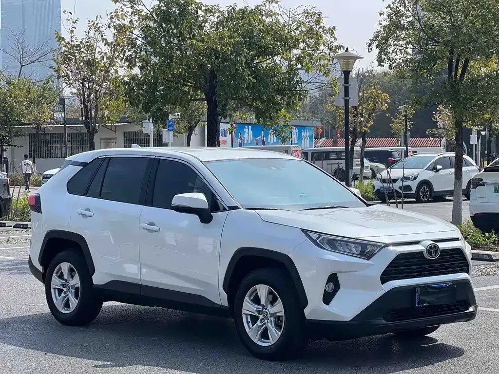 Toyota RAV4 — фото 9