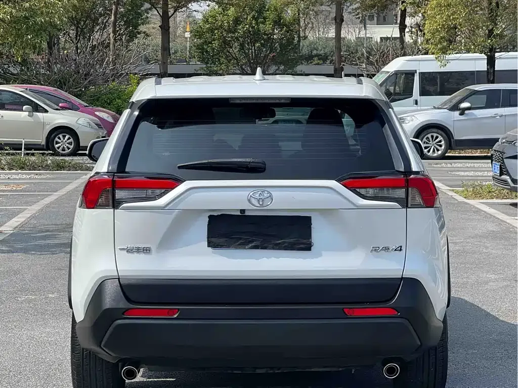 Toyota RAV4 — фото 8