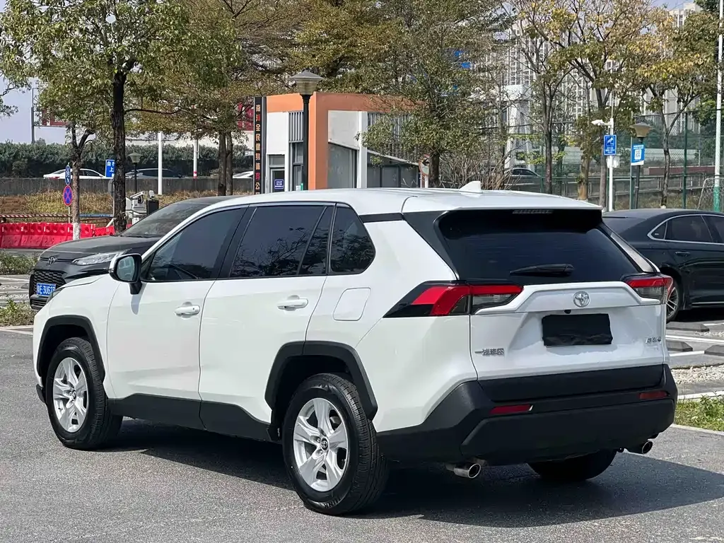 Toyota RAV4 — фото 7