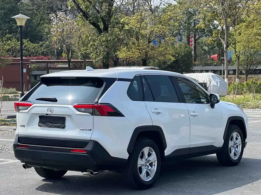 Toyota RAV4 — фото 10