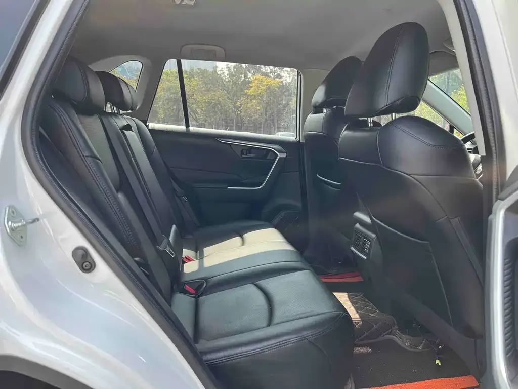 Toyota RAV4 — фото 3