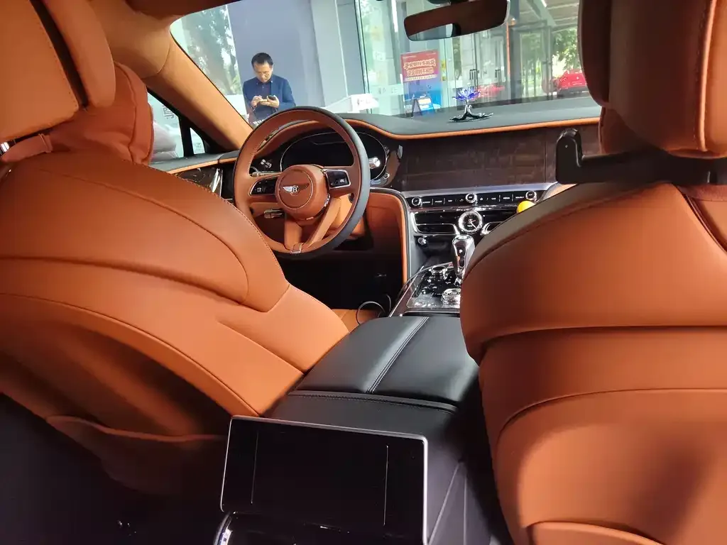 Bentley Flying Spur — фото 4