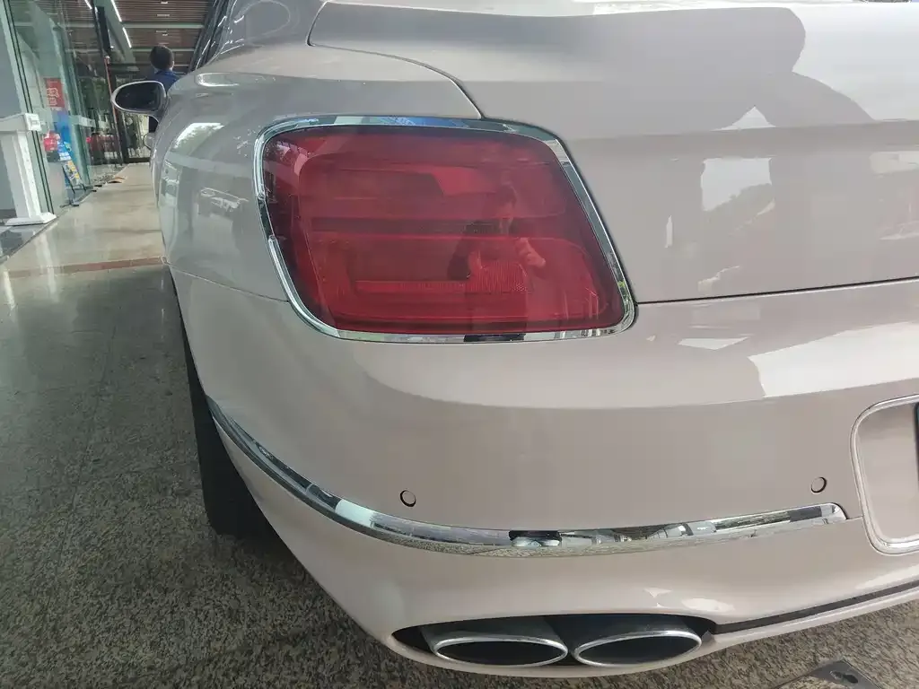 Bentley Flying Spur — фото 9