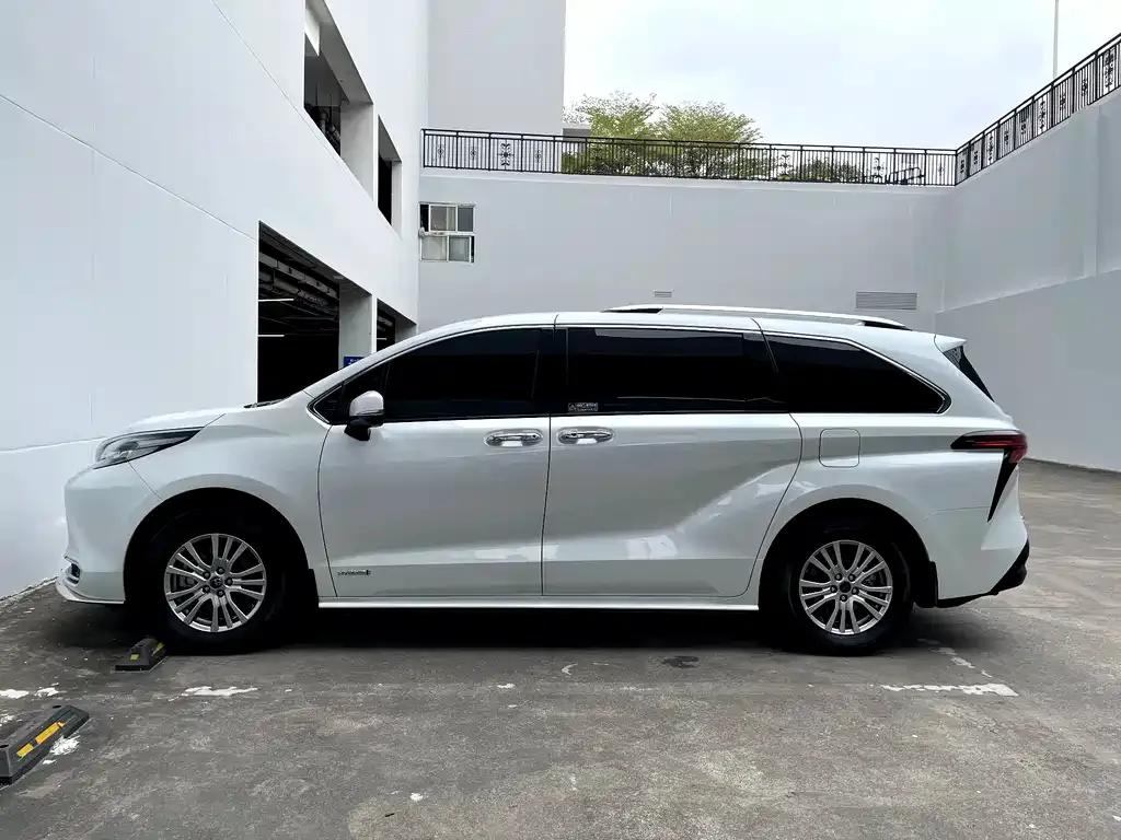 Toyota Sienna — фото 9