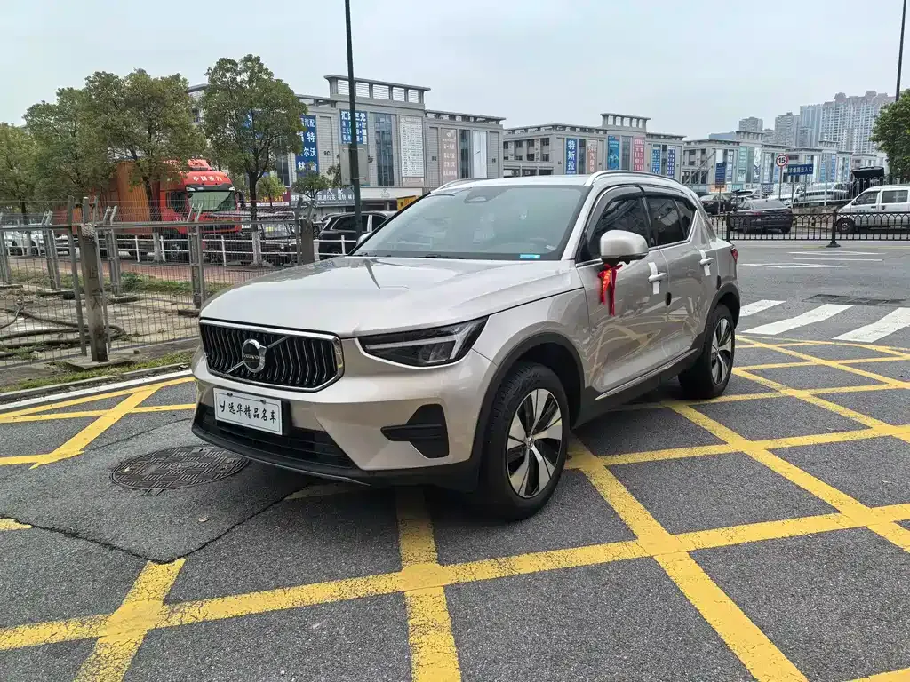 Volvo XC40 — фото 1