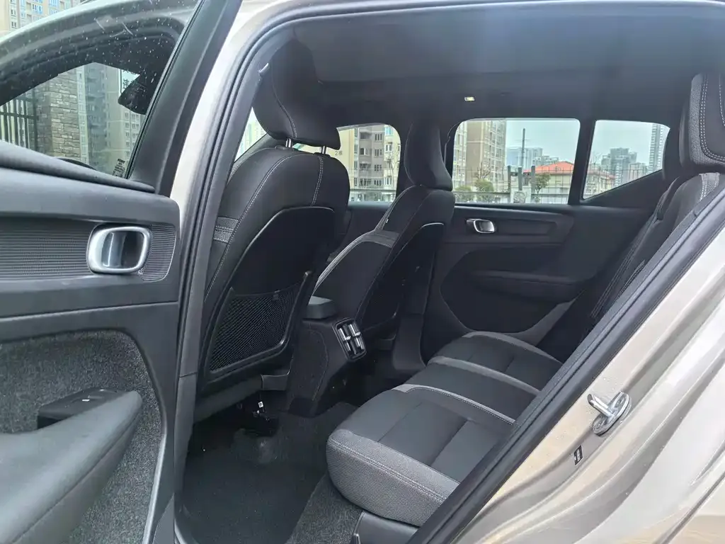 Volvo XC40 — фото 10