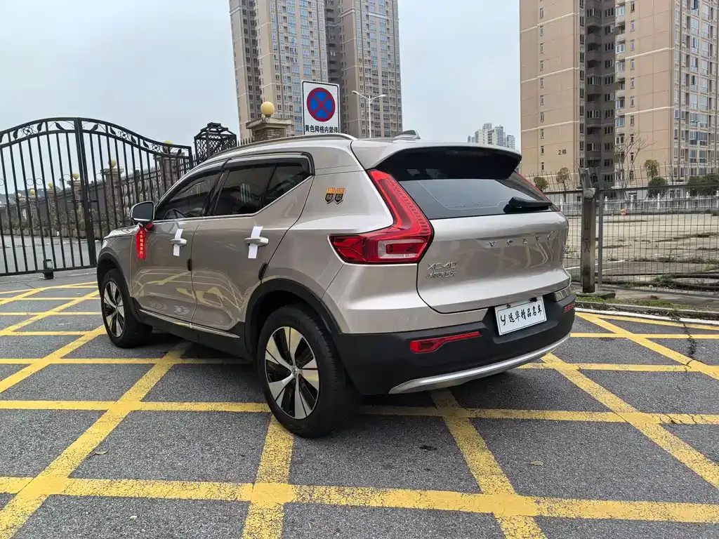 Volvo XC40 — фото 3
