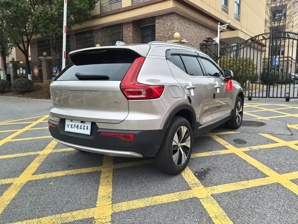 Volvo XC40 — фото 8