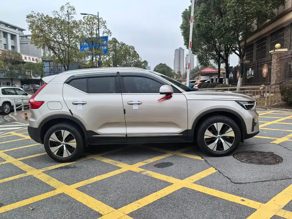 Volvo XC40 — фото 4