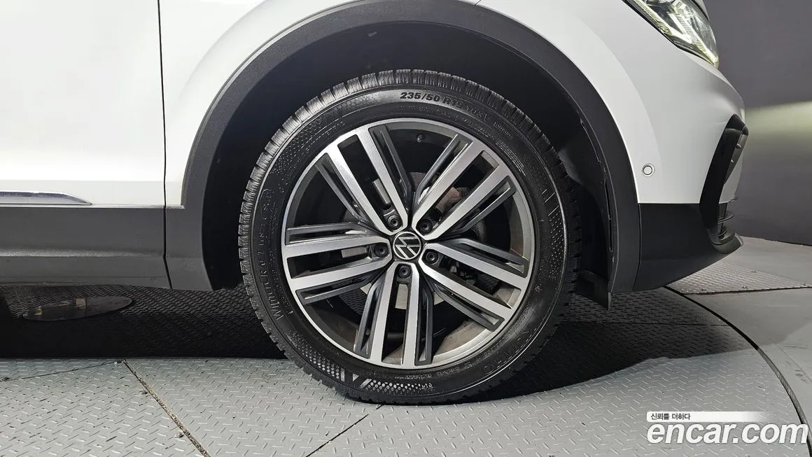 Volkswagen Tiguan — фото 10