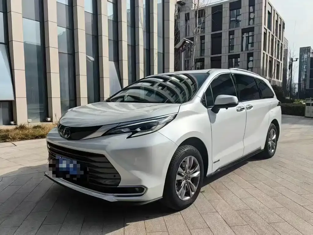 Toyota Sienna — фото 1