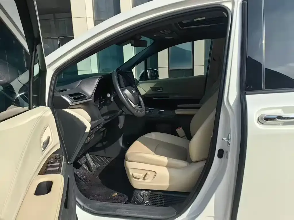 Toyota Sienna — фото 8