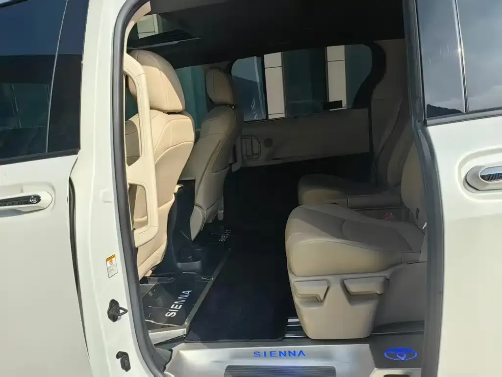 Toyota Sienna — фото 2
