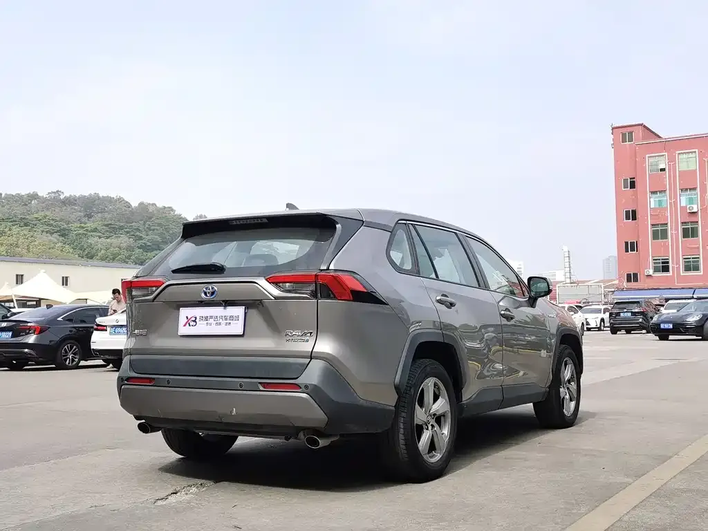 Toyota RAV4 — фото 6