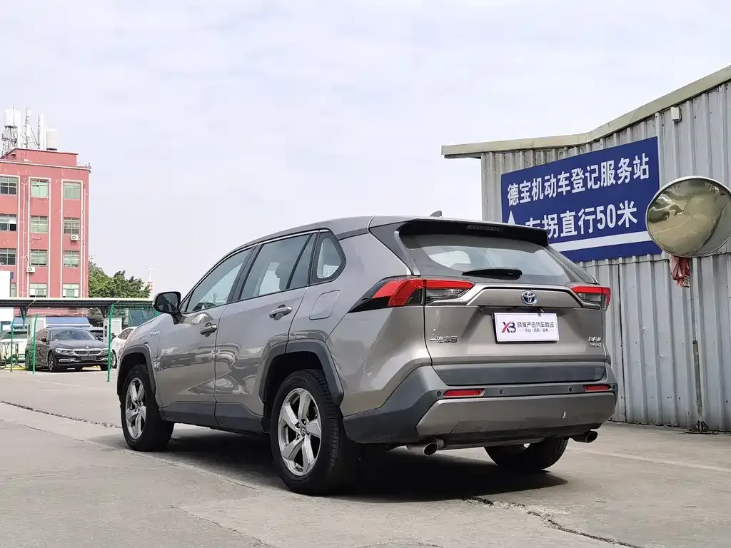 Toyota RAV4 — фото 2