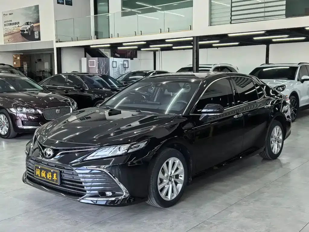 Toyota Camry — фото 1