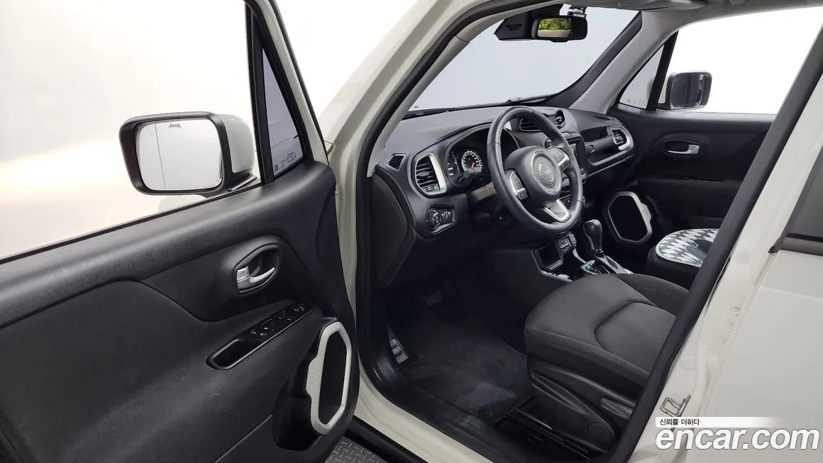 Jeep Renegade — фото 10