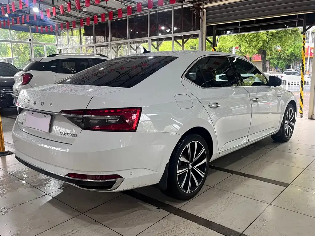 Skoda Superb — фото 10