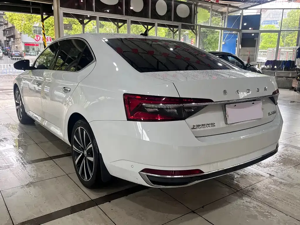Skoda Superb — фото 7