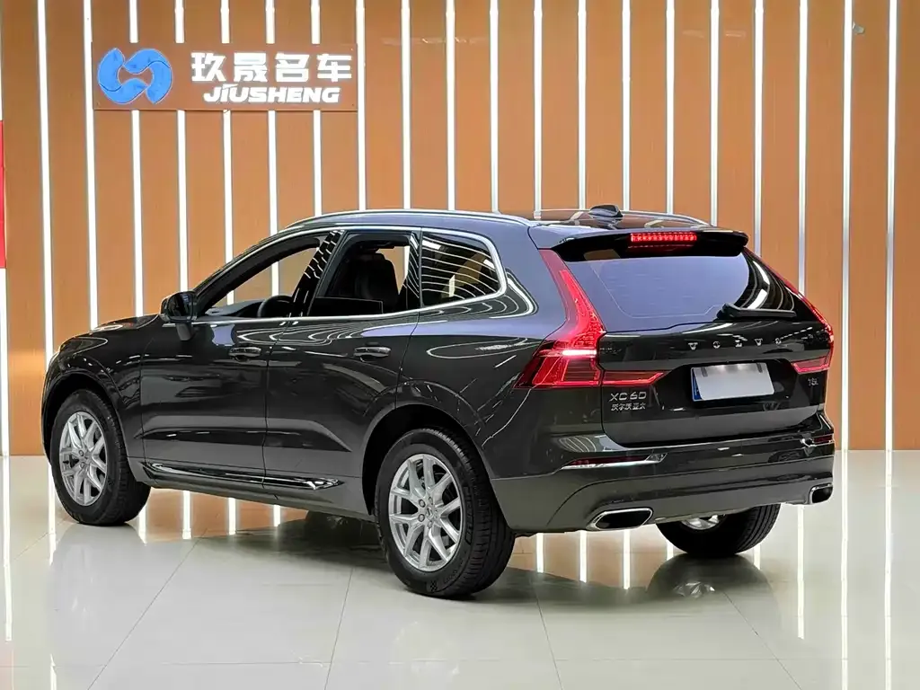 Volvo XC60 — фото 10