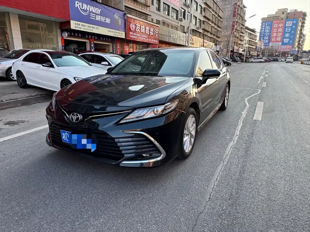 Toyota Camry — фото 1