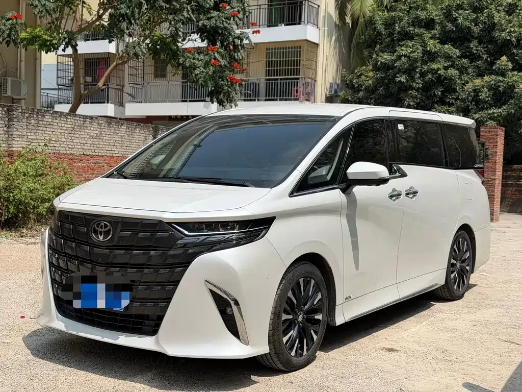 Toyota Alphard — фото 1