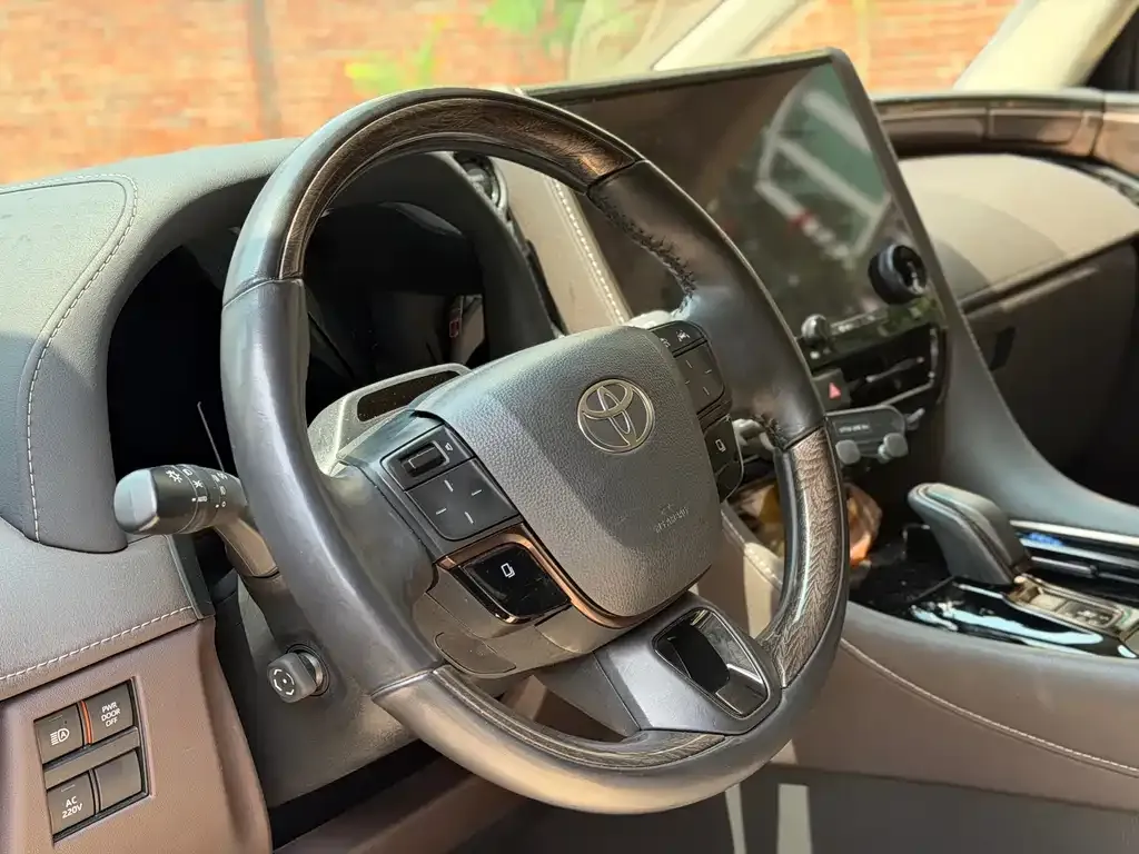 Toyota Alphard — фото 2