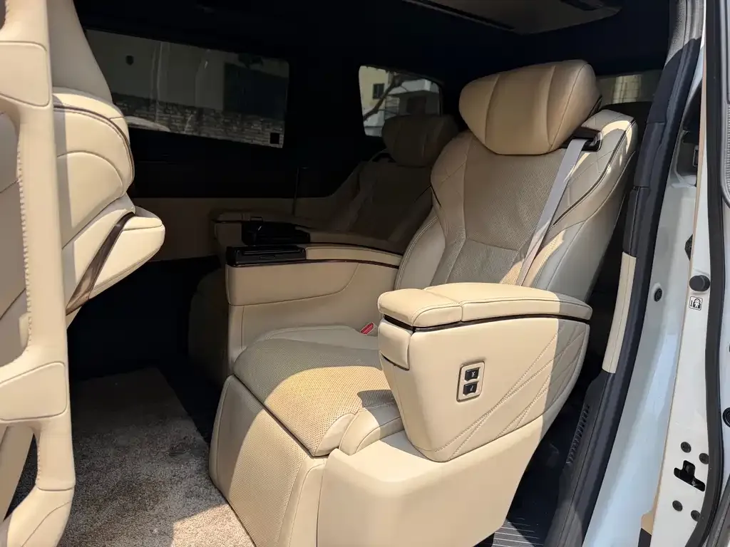 Toyota Alphard — фото 3