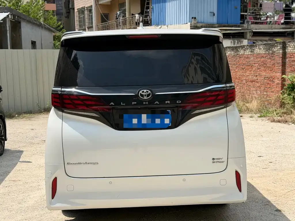 Toyota Alphard — фото 4