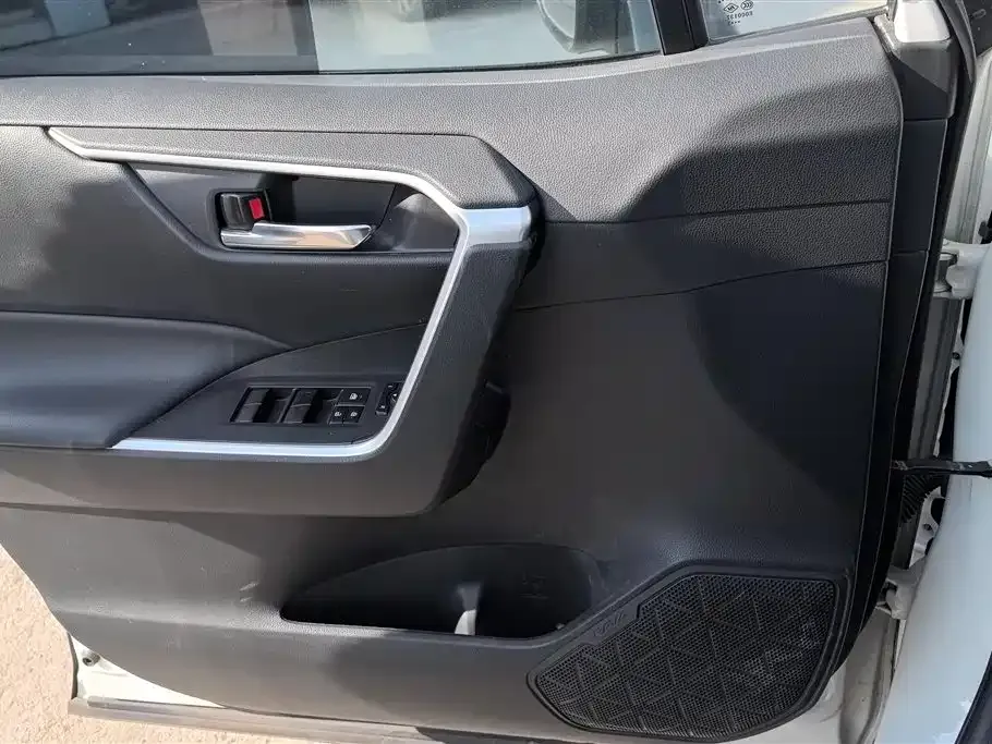Toyota RAV4 — фото 3