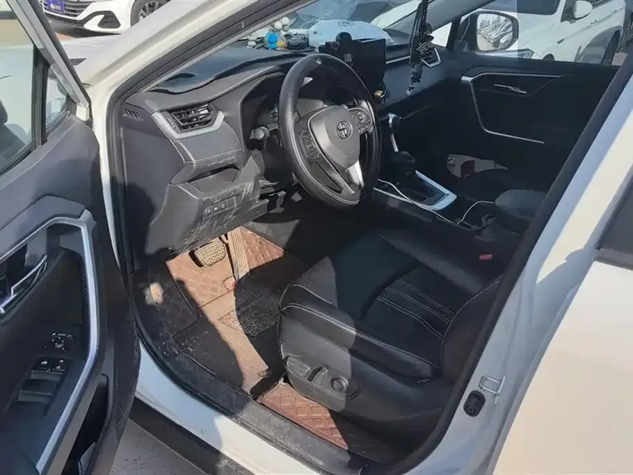 Toyota RAV4 — фото 7