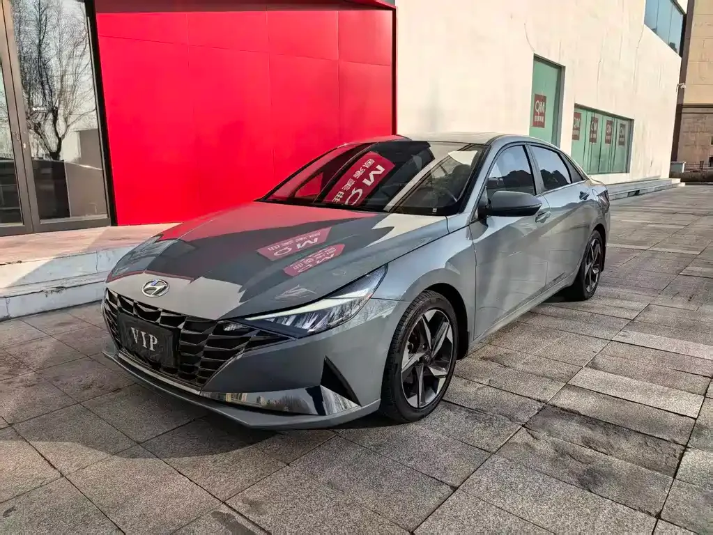 Hyundai Elantra — фото 1