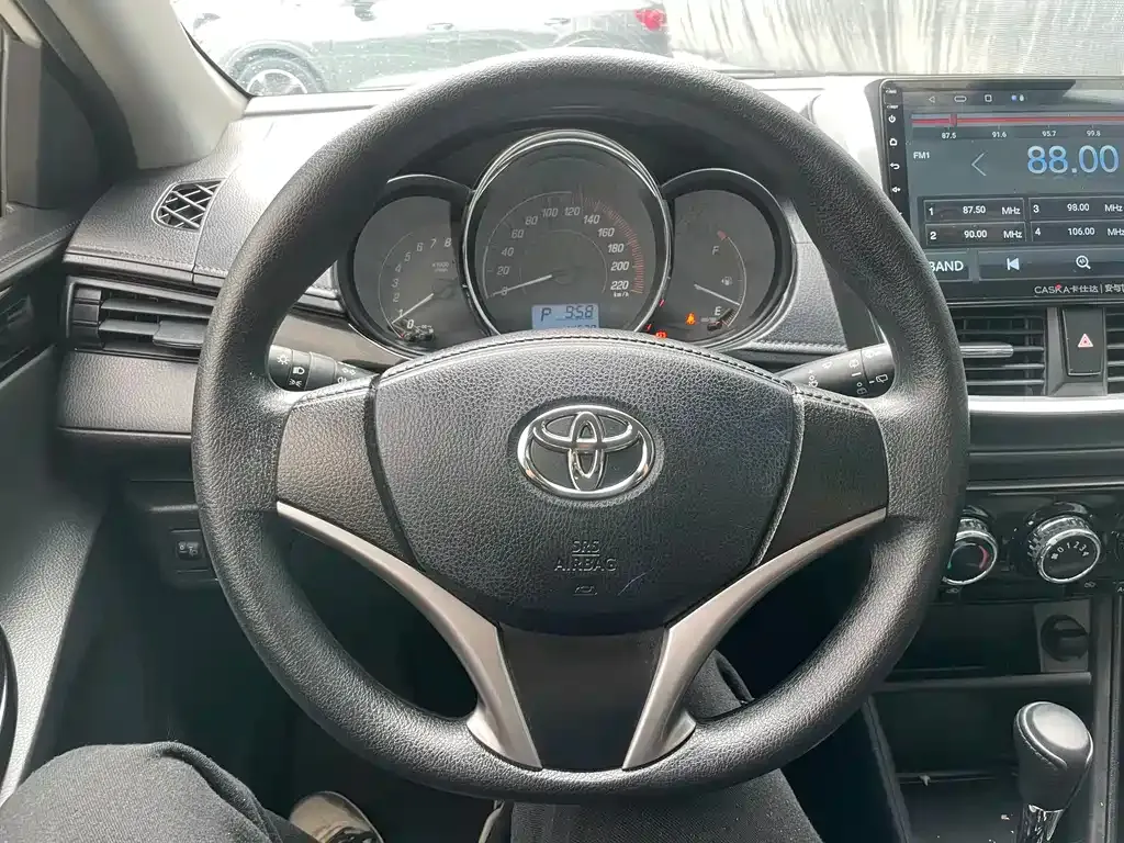 Toyota Yaris L — фото 4