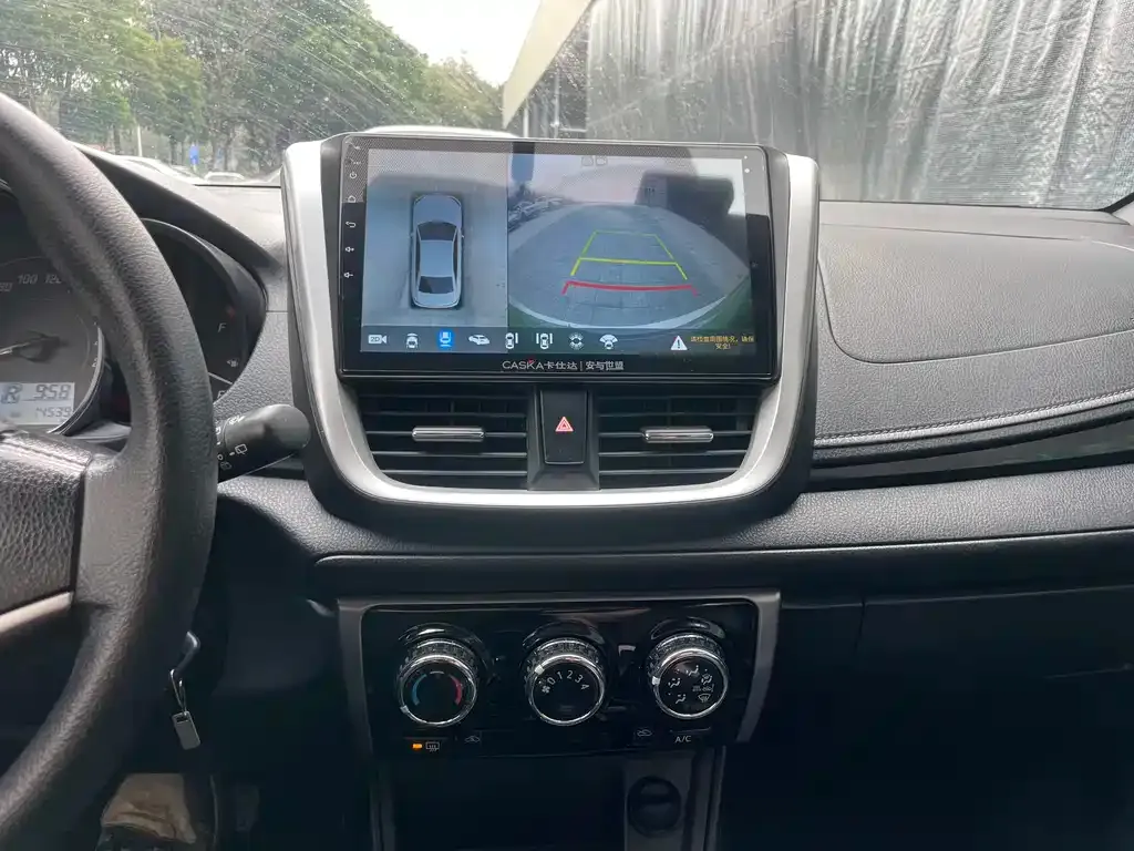 Toyota Yaris L — фото 7