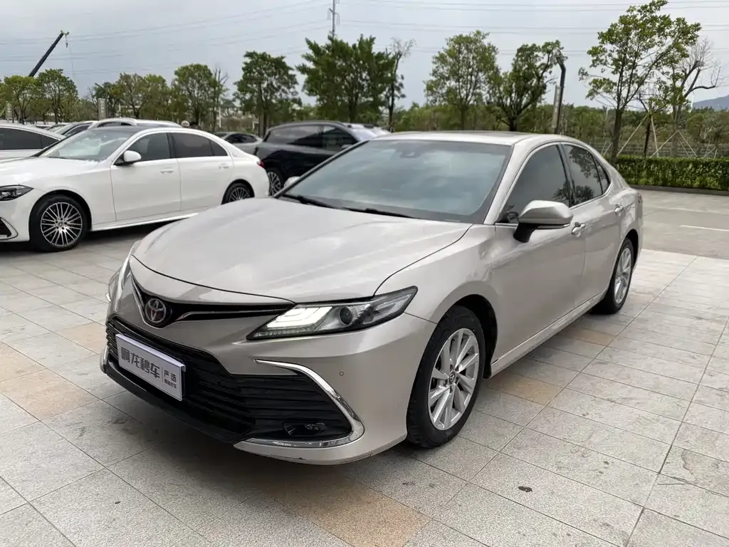 Toyota Camry — фото 1