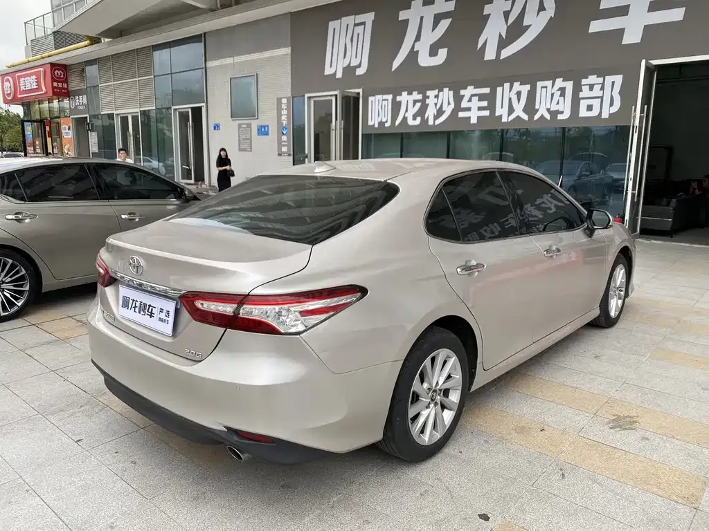 Toyota Camry — фото 2
